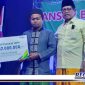 Caption: Kepala BPJS Ketenagakerjaan Madura (Vinca Meitasari) didampingi Wabup Bangkalan (Muhni), menyerahkan santunan kematian kepada guru madin.