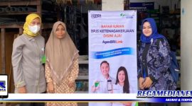 Caption: pemasangan banner oleh BPJS Ketenagakerjaan Pamekasan di agen BRILink.