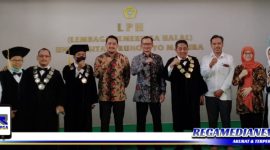 Caption: Plt Direktur Jendral Pendidikan Tinggi, Riset dan Teknlogi, (Nizam) foto bersama dengan Rektor UTM (Muh. Syarif) dan jajaran Civitas akademik UTM.