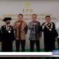 Caption: Plt Direktur Jendral Pendidikan Tinggi, Riset dan Teknlogi, (Nizam) foto bersama dengan Rektor UTM (Muh. Syarif) dan jajaran Civitas akademik UTM.