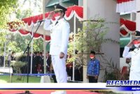 Caption : Bupati Bangkalan (R. Abdul Latif Amin Imron) pimpin upacara peringatan HUT Kemerdekaan RI ke 77. 