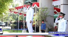 Caption : Bupati Bangkalan (R. Abdul Latif Amin Imron) pimpin upacara peringatan HUT Kemerdekaan RI ke 77. 