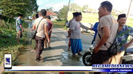 Caption: warga dan anggota polisi saat berada dilokasi kecelakaan, di Jl. Raya Torjunan, Sampang.