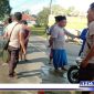 Caption: warga dan anggota polisi saat berada dilokasi kecelakaan, di Jl. Raya Torjunan, Sampang.