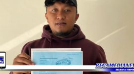 Caption: Suhul Anam, menunjukkan surat tanda terima laporan polisi tentang dugaan pemerasan oleh sejumlah oknum wartawan.