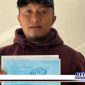 Caption: Suhul Anam, menunjukkan surat tanda terima laporan polisi tentang dugaan pemerasan oleh sejumlah oknum wartawan.