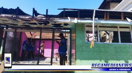 Caption: tampak sejumlah atap rumah rusak akibat di lalap si jago merah pada pukul 02.00 Wib.