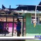 Caption: tampak sejumlah atap rumah rusak akibat di lalap si jago merah pada pukul 02.00 Wib.