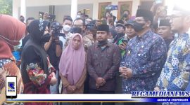 Caption: Tri Rismaharini saat menemui nenek Tipatma di bangkalan.