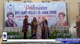 Caption: Ketua DPC HARPI Melati Kabupaten Pamekasan saat meberikan Cindera mata kepada Ketua Penggerak PKK Pamekasan.