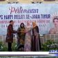 Caption: Ketua DPC HARPI Melati Kabupaten Pamekasan saat meberikan Cindera mata kepada Ketua Penggerak PKK Pamekasan.