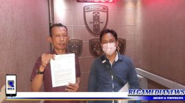 Caption: Totok saat didampingi pimpinan redaksi media Timurposjatim.com Amirudin membuat surat pelaporan ke Kabid Propam Polda Jatim.