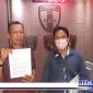 Caption: Totok saat didampingi pimpinan redaksi media Timurposjatim.com Amirudin membuat surat pelaporan ke Kabid Propam Polda Jatim.