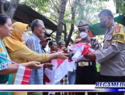 Sambut HUT RI Ke-77, Polsek Krembangan Bagikan Bendera Merah Putih