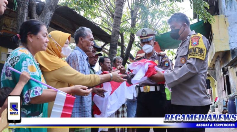 Caption: saat petugas membagikan Bendera ke masyarakat.