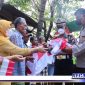 Caption: saat petugas membagikan Bendera ke masyarakat.