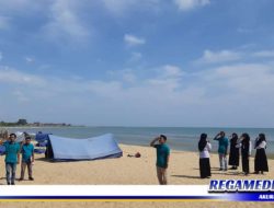 Jurnalis Sampang Kibarkan Bendera Merah Putih di Pantai Hutan Kera Nepa