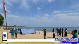 Caption: saat pengebaran Bendera Merah Putih di Pantai Hutan Kera Nepa.