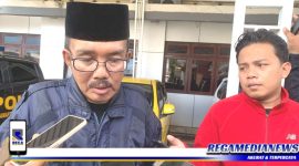 Caption: salah satu tokoh masyarakat (H. Kamil), saat mendatangi Polres Pamekasan.
