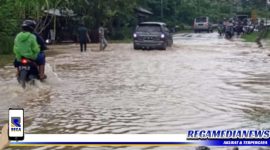 Caption: tampak se jumlah jalan utama aceh selatan tergenang air.