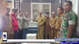 Caption: Pemkab Aceh Selatan saat menerima bantuan vaksin PMK untuk hewan ternak dari Provinsi Aceh.