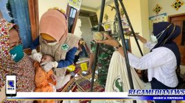 Caption: Saat menggelar imunisasi anak dan timbang balita di Dusun Dagian Desa Sawah Tengah.
