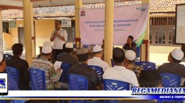 Caption: BPJS Ketenagakerjaan Madura saat sosialisasi perlindungan jaminan sosial kepada nelayan di Pulau Mandangin Sampang.