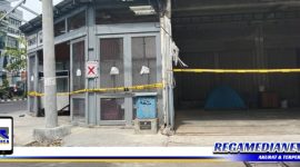 Caption: tidak memiliki IMB, tempat usaha aksesoris mobil di Jl. Ngagel Jaya Surabaya tampak disegel.