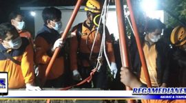 Caption: petugas tim gabungan saat proses evakuasi jasad korban tewas didalam sumur.