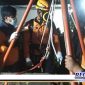 Caption: petugas tim gabungan saat proses evakuasi jasad korban tewas didalam sumur.