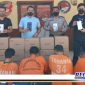 Caption: anggota Polsek Pabean Cantikan tunjukkan 5 orang pelaku dan barang buktinya.