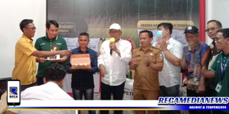Caption: suasana saat HUT ke 50 Petrokimia Gresik yang digelar di Kios Usaha Tani, Jl. KH Wahid Hasyim, Sampang.