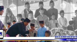 Caption: IRMUB Desa Gunung Rancak saat menyerahkan santunan kepada sejumlah anak yatim, di desa setempat.