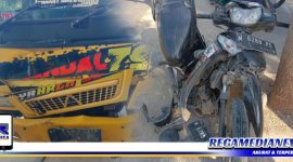 Caption: usai kecelakaan, tampak bagian depan dump truk dan sepeda motor ringsek.