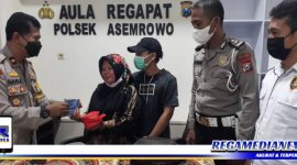 Caption: Kapolsek Asemrowo (Kompol Hari Kurniawan) saat menyerahkan uang dan emas milik warga Sampang yang ditemukan anggotanya.