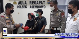 Anggota Polsek Asemrowo Temukan Uang Puluhan Juta dan 80 Gram Emas