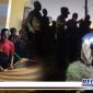 Caption: warga saat mengevakuasi jasad korban. Tampak Kapolsek Sreseh berada dirumah duka usai jasad korban berhasil dievakuasi.