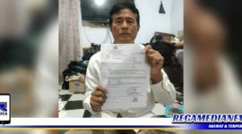 Caption: korban dugaan penipuan (Sanari), tunjukkan surat pemanggilan dari Polrestabes Surabaya.