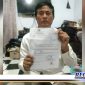 Caption: korban dugaan penipuan (Sanari), tunjukkan surat pemanggilan dari Polrestabes Surabaya.