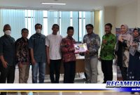Caption: Dr. Safi' bersama timnya saat mendaftar sebagai calon rektor Universitas Trunojoyo Madura.