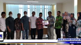 Caption: Dr. Safi' bersama timnya saat mendaftar sebagai calon rektor Universitas Trunojoyo Madura.