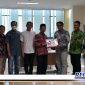 Caption: Dr. Safi' bersama timnya saat mendaftar sebagai calon rektor Universitas Trunojoyo Madura.