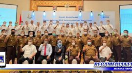 Caption: pihak BPJS Ketenagakerjaan pose bersama dengan pihak Kejaksaan se Jawa Timur.