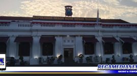 Caption: Mako Polrestabes Surabaya.