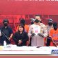 Caption: Kapolres Pelabuhan Tanjung Perak tunjukkan barang bukti narkotika jaringan internasional.