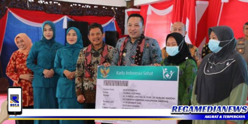 Caption: Bupati Sampang bersama Dirut BPJS didampingi ibu PKK Sampang, usai launching program UHC dan PSC 199.