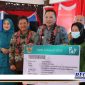 Caption: Bupati Sampang bersama Dirut BPJS didampingi ibu PKK Sampang, usai launching program UHC dan PSC 199.