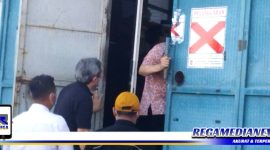 Caption: Tim Independen Pemkot Surabaya saat meninjau rumah di Jl. Kalilom Lor Indah yang diduga tidak memiliki IMB.