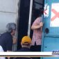 Caption: Tim Independen Pemkot Surabaya saat meninjau rumah di Jl. Kalilom Lor Indah yang diduga tidak memiliki IMB.