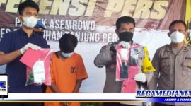 Caption: Kapolsek Asemrowo tunjukkan tersangka kasus jambret inisial (AR) dan barang buktinya.
